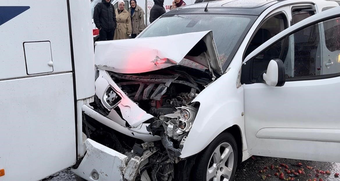 İSTANBUL (İHA) - MALTEPE’DE İÇİ ÇİLEK KASASI YÜKLÜ HAFİF TİCARİ ARAÇ, YOL KENARINDA DURAKLAMA...