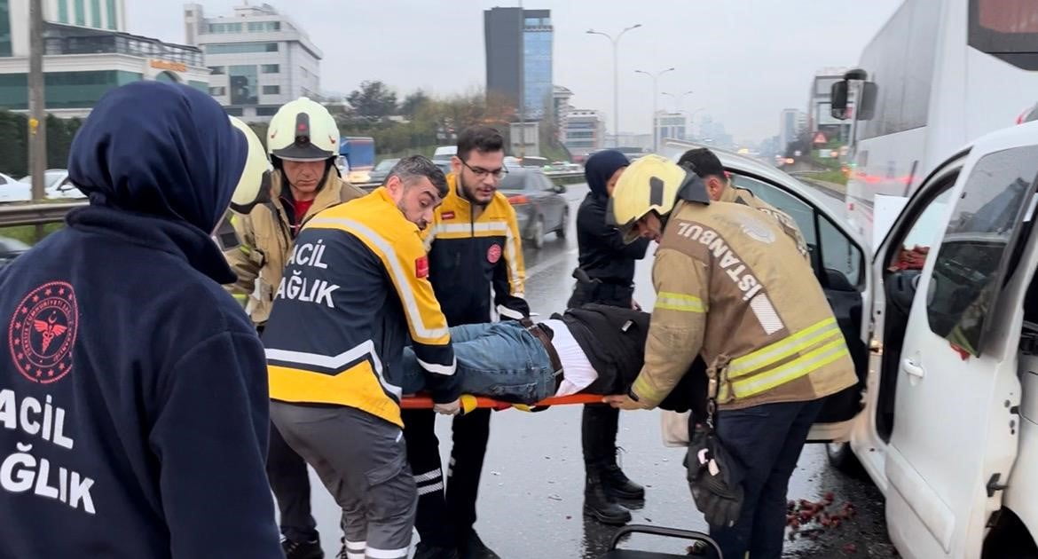 İSTANBUL (İHA) - MALTEPE’DE İÇİ ÇİLEK KASASI YÜKLÜ HAFİF TİCARİ ARAÇ, YOL KENARINDA DURAKLAMA...