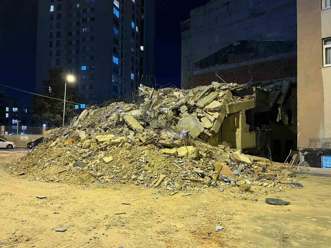 İSTANBUL KÜÇÜKÇEKMECE’DE KENTSEL DÖNÜŞÜM AŞAMASINDAKİ BİNA, TEK KEPÇE DARBESİYLE YIKILDI. BİNANIN...