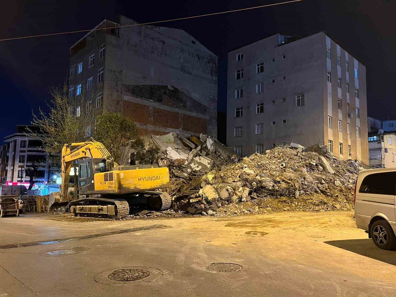 İSTANBUL KÜÇÜKÇEKMECE’DE KENTSEL DÖNÜŞÜM AŞAMASINDAKİ BİNA, TEK KEPÇE DARBESİYLE YIKILDI. BİNANIN...