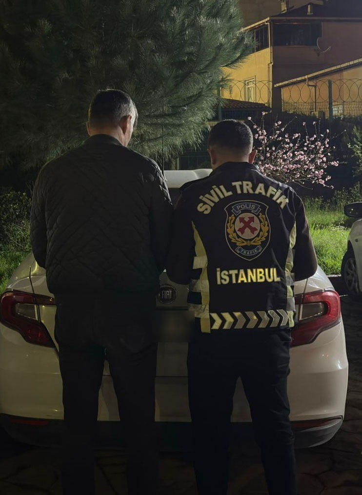 İSTANBUL KÜÇÜKÇEKMECE’DE TERS YÖNDE İLERLEYEREK TRAFİĞİ TEHLİKEYE DÜŞÜREN SÜRÜCÜYE 31 BİN TL PARA...