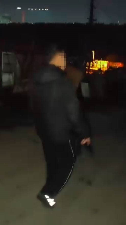 İSTANBUL KÜÇÜKÇEKMECE’DE, UZUN NAMLULU SİLAHLA DOLAŞAN BİR ŞAHIS MAHALLELİYİ TEDİRGİN EDERKEN...