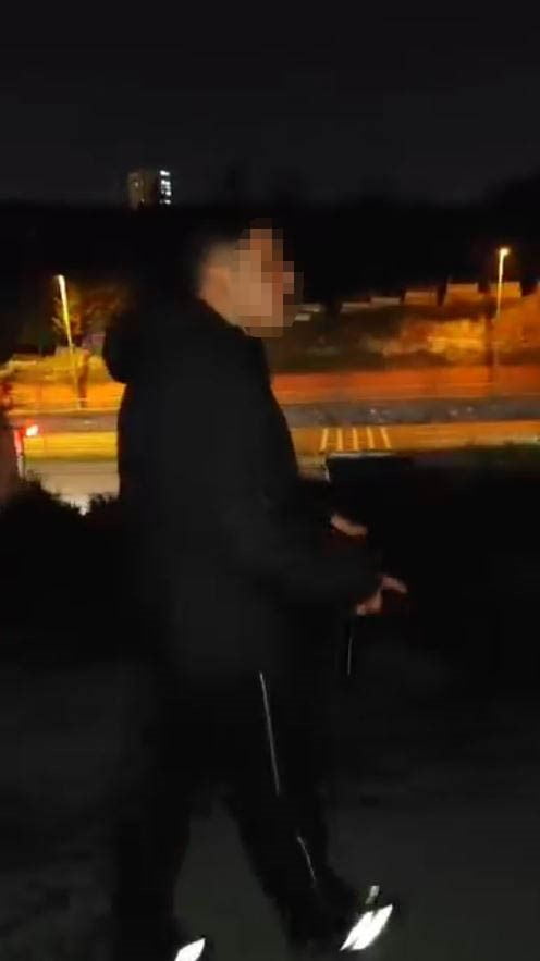 İSTANBUL KÜÇÜKÇEKMECE’DE, UZUN NAMLULU SİLAHLA DOLAŞAN BİR ŞAHIS MAHALLELİYİ TEDİRGİN EDERKEN...