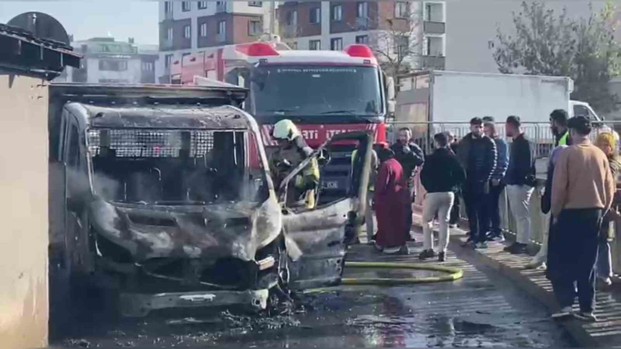 İSTANBUL SANCAKTEPE’DE SEYİR HALİNDE OLAN BİR KAMYONETTE ÇIKAN YANGIN, KISA SÜREDE BÜYÜYEREK TÜM...