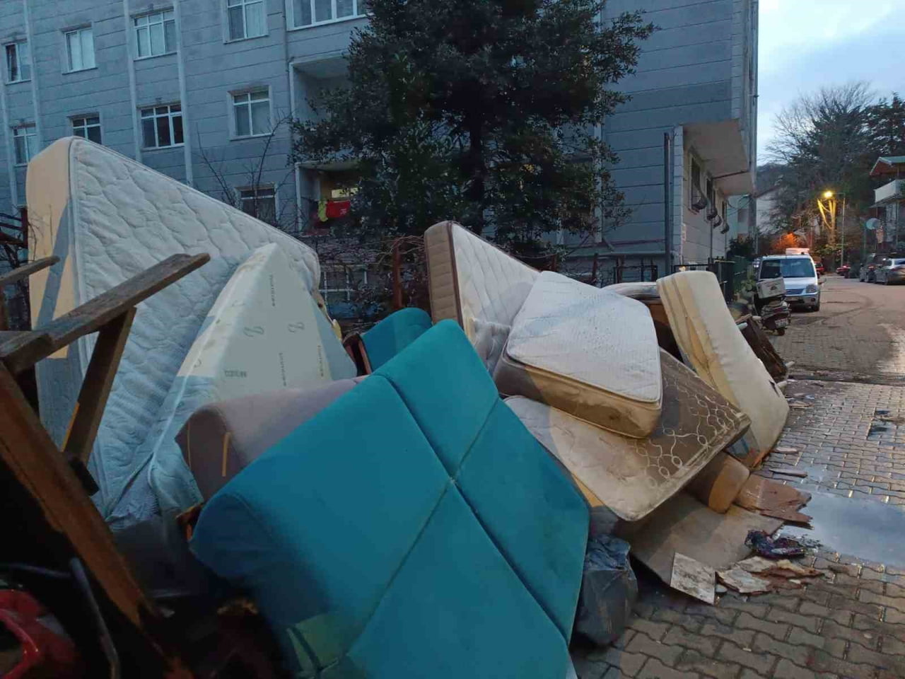 İSTANBUL SARIYER'DE HER YAĞIŞIN ARDINDAN SOKAKLARIN GÖLE DÖNMESİ VE BAZI EVLERİN SULAR ALTINDA...