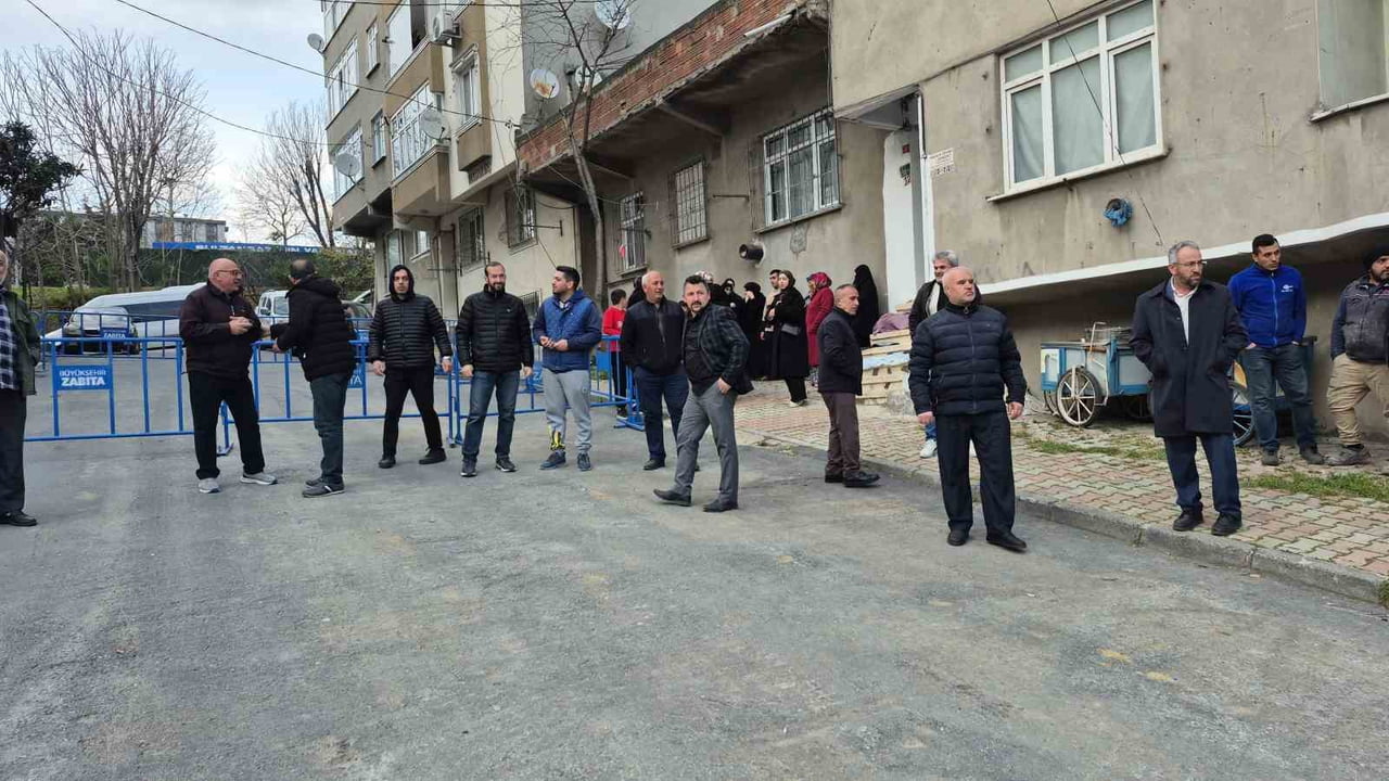 İSTANBUL SULTANGAZİ'DE İSTANBUL BÜYÜKŞEHİR BELEDİYESİ'NE (İBB) BAĞLI YIKIM EKİBİNİN...