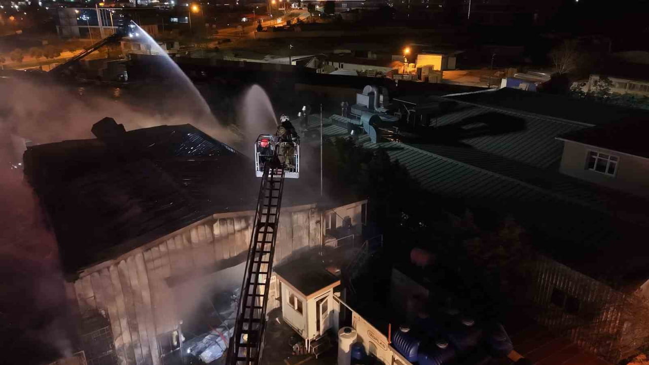 İSTANBUL TUZLA’DA BİR POLYESTER FABRİKASINDA ÇIKAN YANGIN, EKİPLERİN YOĞUN MÜDAHALESİ SONUCU...
