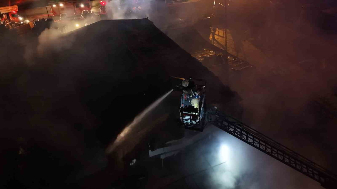 İSTANBUL TUZLA’DA BİR POLYESTER FABRİKASINDA ÇIKAN YANGIN, EKİPLERİN YOĞUN MÜDAHALESİ SONUCU...