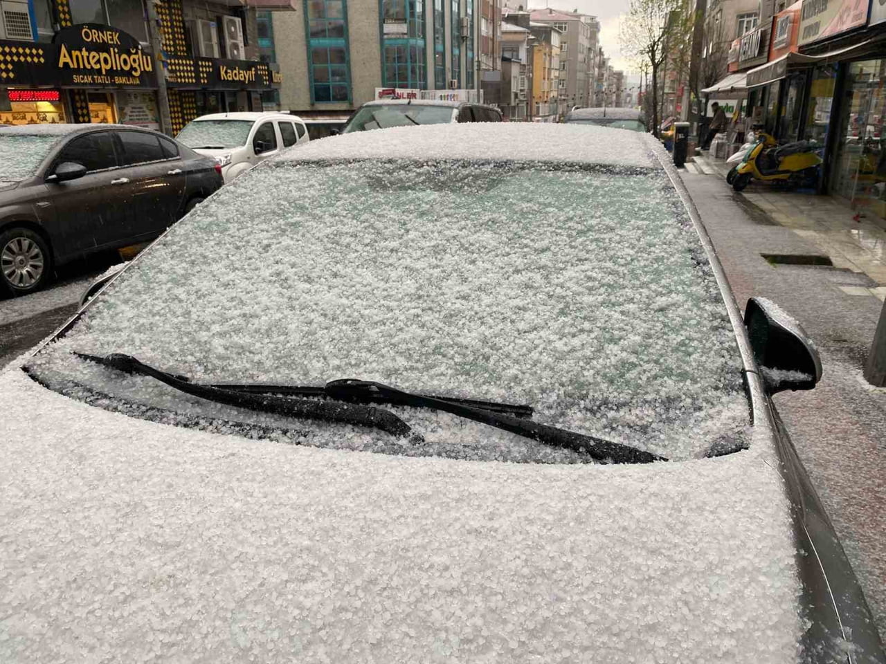 İSTANBUL’UN KÜÇÜKÇEKMECE İLÇESİNDE ETKİLİ OLAN DOLU YAĞIŞI, KISA SÜREDE HAYATI OLUMSUZ ETKİLEDİ....