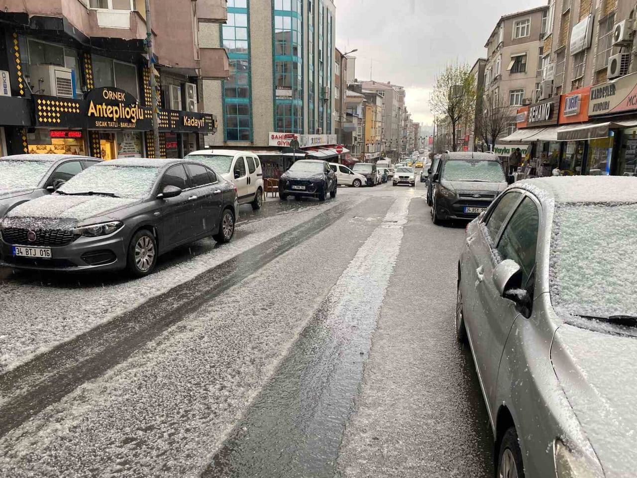 İSTANBUL’UN KÜÇÜKÇEKMECE İLÇESİNDE ETKİLİ OLAN DOLU YAĞIŞI, KISA SÜREDE HAYATI OLUMSUZ ETKİLEDİ....