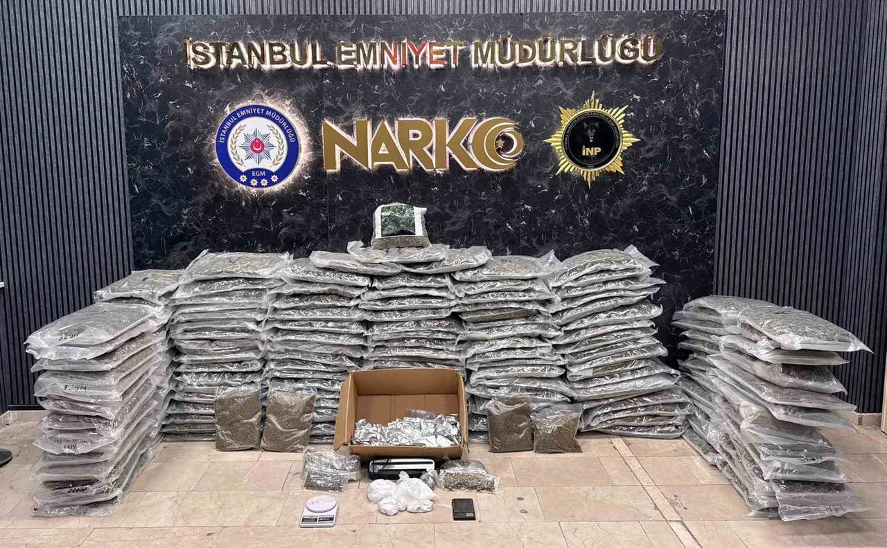 İSTANBUL’UN ÜÇ İLÇESİNDE DÜZENLENEN UYUŞTURUCU OPERASYONLARINDA, 174 KİLO 750 GRAM SKUNK MADDESİ...