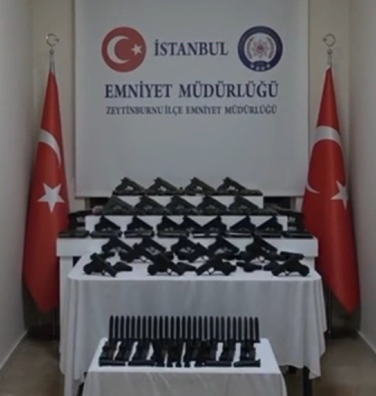 İSTANBUL’UN ZEYTİNBURNU VE SULTANGAZİ İLÇELERİNDE YASADIŞI SİLAH KAÇAKÇILARINA YÖNELİK BİR ARACA...