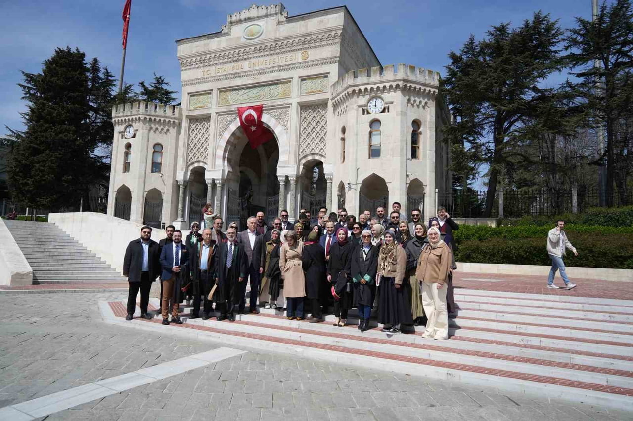 İSTANBUL ÜNİVERSİTESİ ÖNÜNDEKİ BEYAZIT MEYDANI'NDA BİR ARAYA GELEN HUKUKÇULAR DERNEĞİ ÜYELERİ VE...