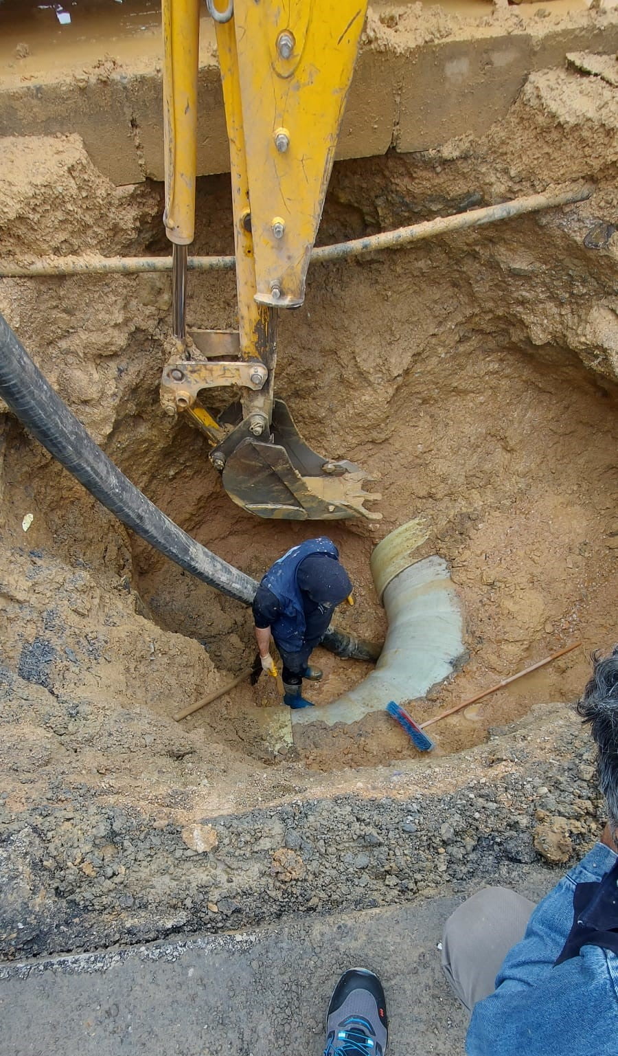 İSU GENEL MÜDÜRLÜĞÜ EKİPLERİ, GEBZE YENİ BAĞDAT CADDESİ'NDE ARIZALANAN İÇME SUYU HATTINI ONARMAK...