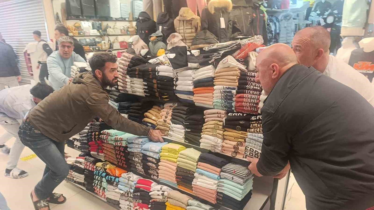 İŞYERİNİN ASMA KATINDA ÇIKAN YANGIN SIRASINDA İŞYERİ SAHİPLERİ VE ÇALIŞANLARININ YANI SIRA KOMŞU...