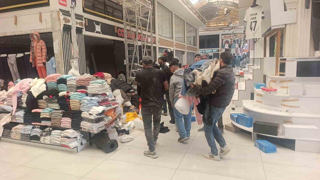 İŞYERİNİN ASMA KATINDA ÇIKAN YANGIN SIRASINDA İŞYERİ SAHİPLERİ VE ÇALIŞANLARININ YANI SIRA KOMŞU...