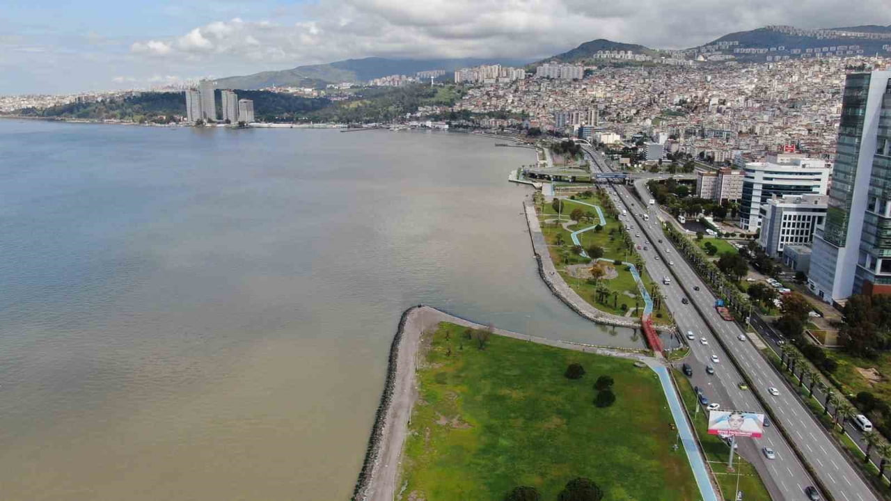 İZMİR'DE KENT GENELİNDE 3 GÜNDÜR ARALIKLARLA ETKİLİ OLAN SAĞANAK YAĞIŞIN ARDINDAN DERELERDEN AKAN...