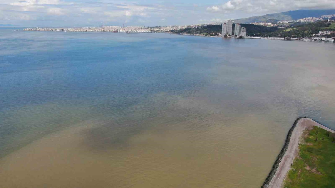 İZMİR'DE KENT GENELİNDE 3 GÜNDÜR ARALIKLARLA ETKİLİ OLAN SAĞANAK YAĞIŞIN ARDINDAN DERELERDEN AKAN...