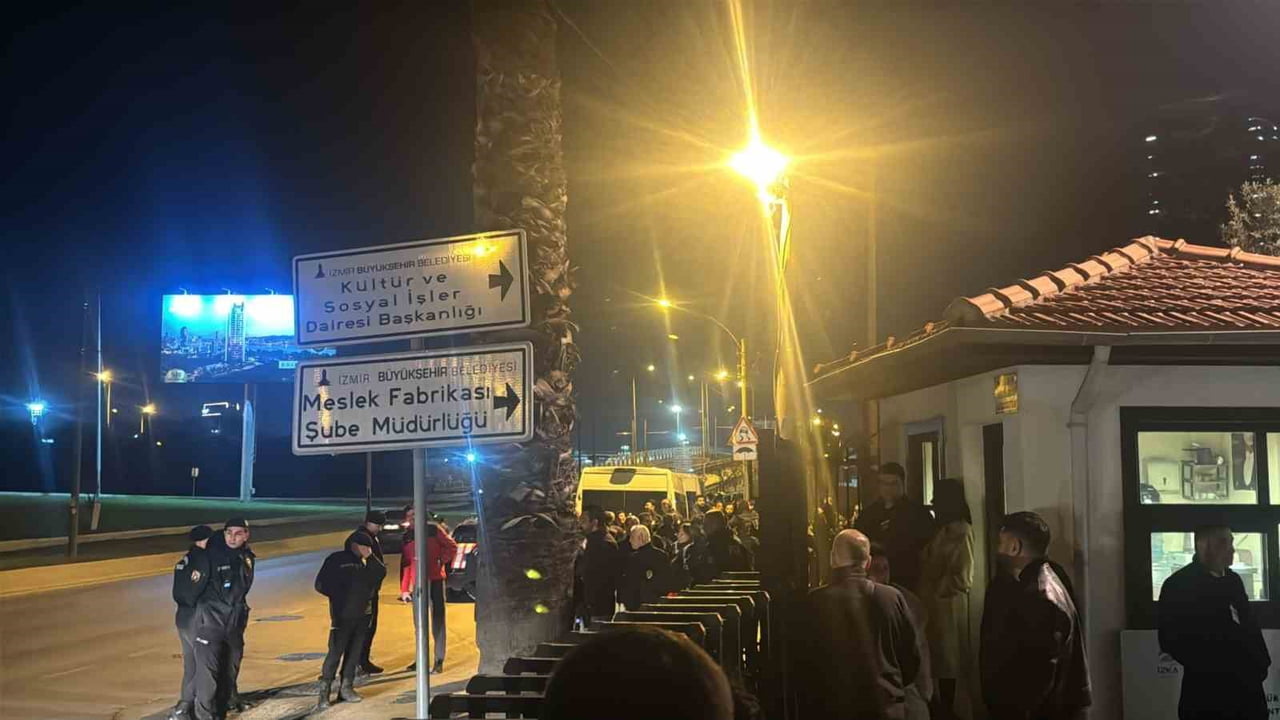 İZMİR'DE TARTIŞMALI 'MESLEK FABRİKASI' DEMİR BARİYERLE ÇEVRİLDİ