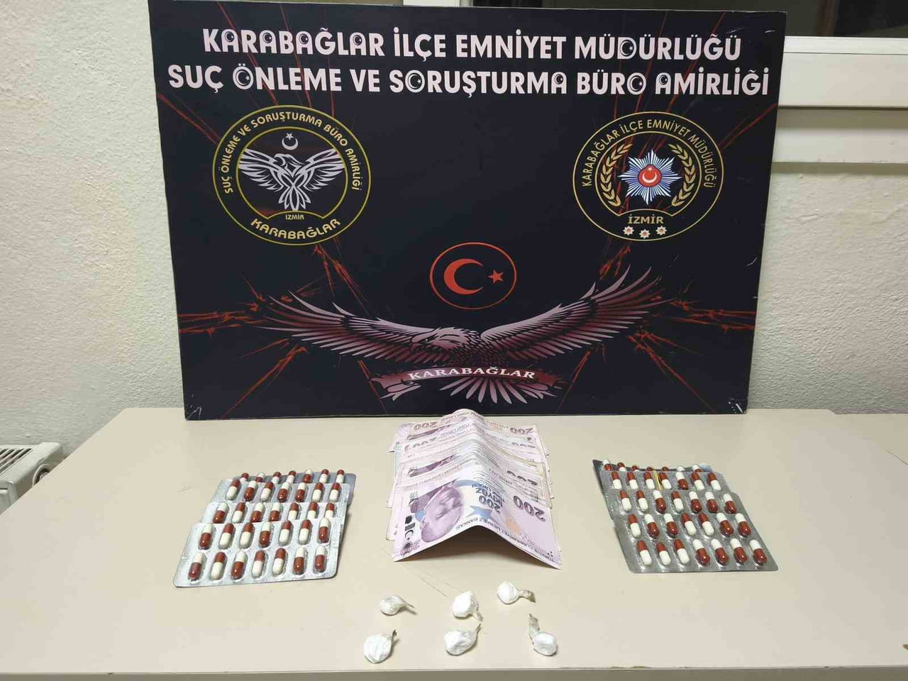 İZMİR'DE UYUŞTURUCU MADDE TİCARETİ YAPTIĞI BELİRLENEN VE HAKKINDA 10 YIL KESİNLEŞMİŞ HAPİS CEZASI...