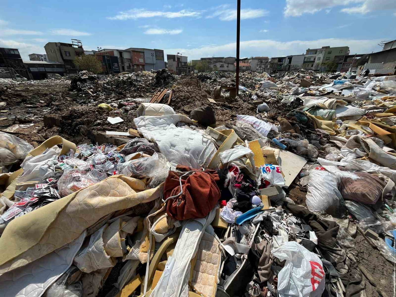 İZMİR'İN BUCA İLÇESİNDE MOBİLYACI ESNAFININ YOĞUN OLARAK BULUNDUĞU SANAYİ BÖLGESİNDEKİ BOŞ...