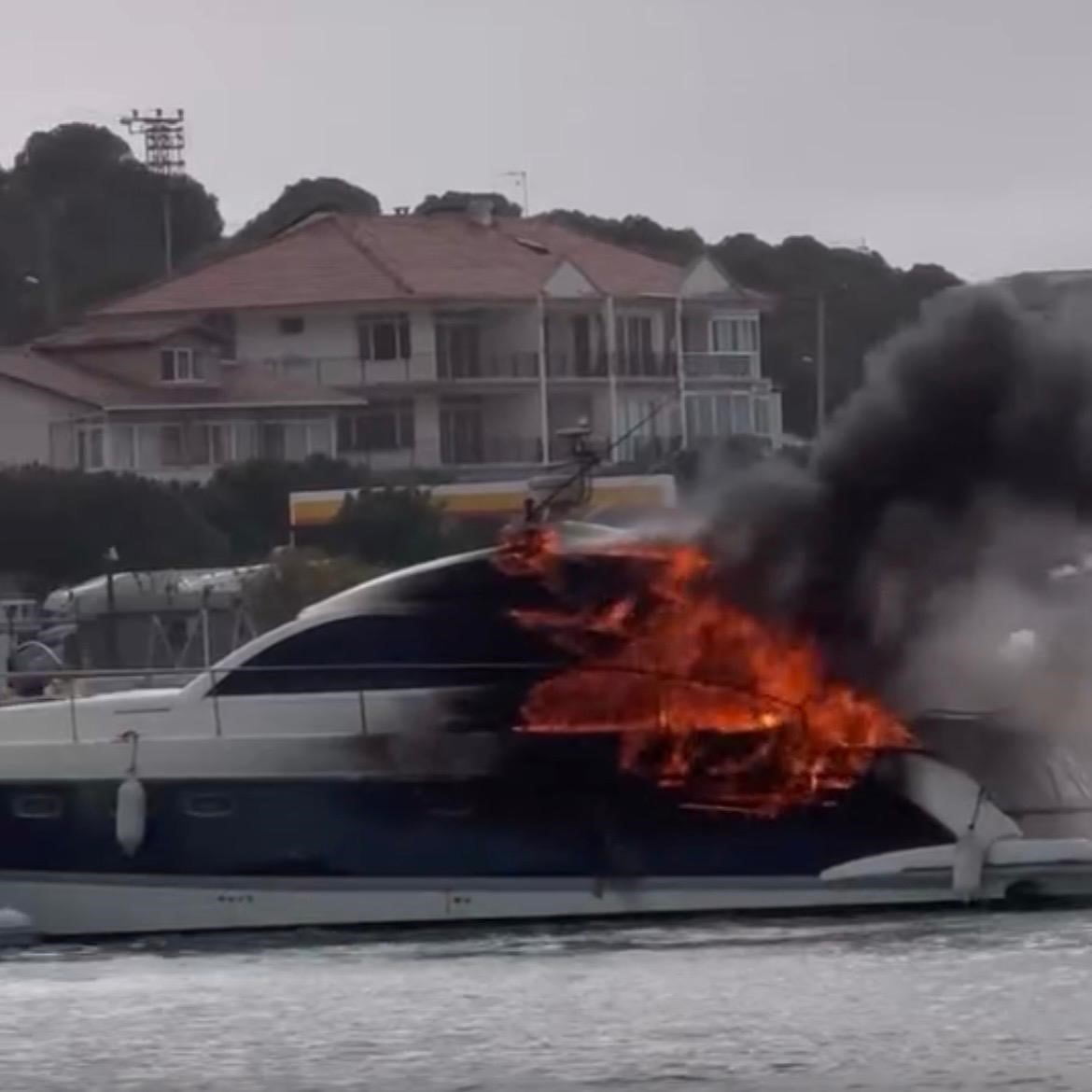 İZMİR'İN ÇEŞME İLÇESİNDE SAHİLDE DEMİRLİ HALDE BULUNAN BİR MOTORYATTA ÇIKAN YANGIN PANİĞE NEDEN...