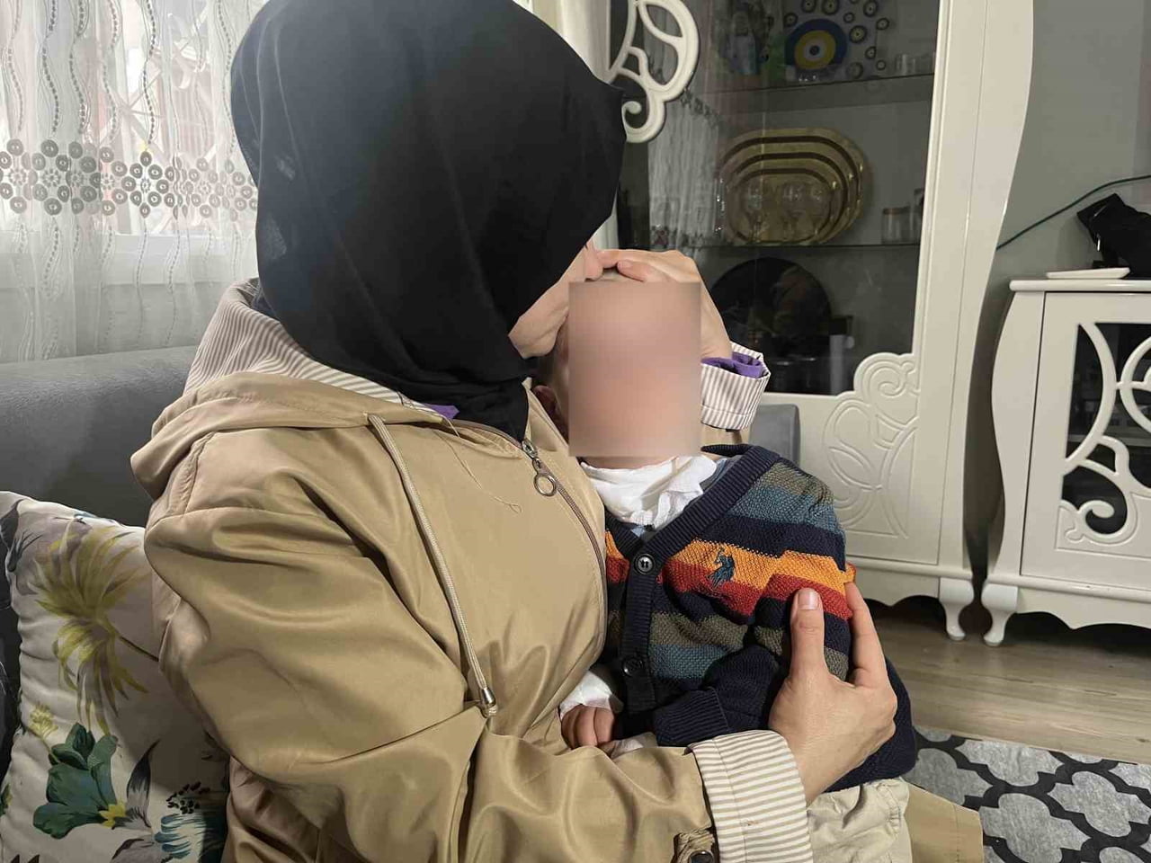 İZMİR'İN KARABAĞLAR İLÇESİNDE MADDE ETKİSİNDE OLDUĞU ÖNE SÜRÜLEN BİR ŞÜPHELİ, PARKTA OYUN OYNAYAN...