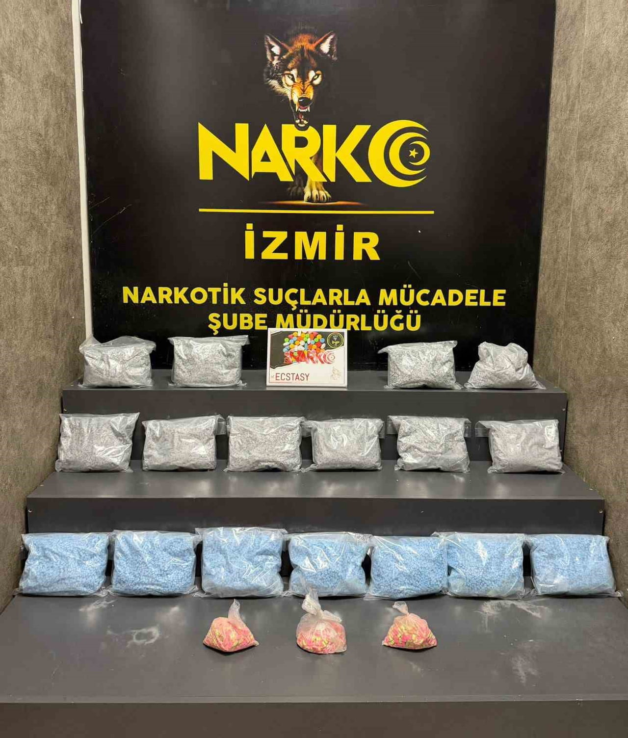 İZMİR'İN KINIK VE KONAK İLÇELERİNDE POLİS EKİPLERİNCE DÜZENLENEN İKİ AYRI UYUŞTURUCU OPERASYONUNDA...