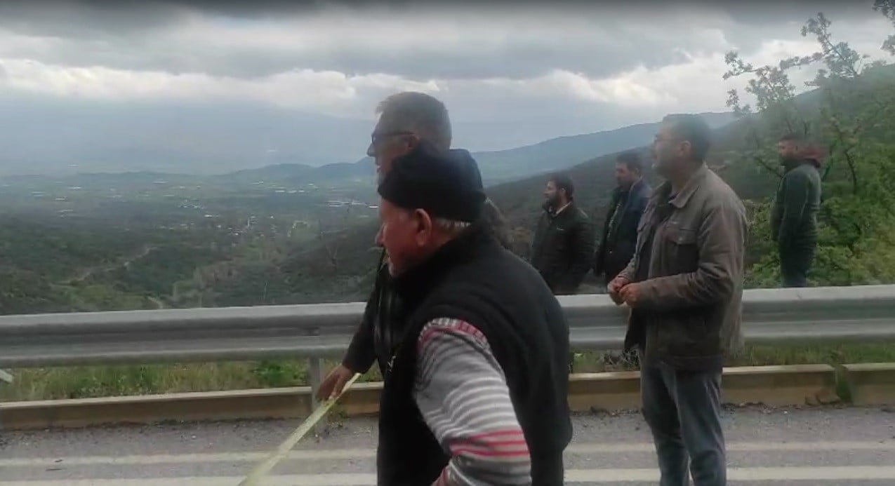 İZMİR'İN ÖDEMİŞ İLÇESİNDE ETKİLİ OLAN SAĞANAK YAĞIŞLARIN ARDINDAN DAĞLIK YAMAÇTAN KOPAN TOPRAK...