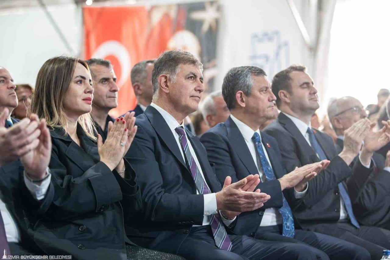 İZMİR BÜYÜKŞEHİR BELEDİYE BAŞKANI CEMİL TUGAY, CHP GENEL BAŞKANI ÖZGÜR ÖZEL İLE BİRLİKTE ÇEŞME...