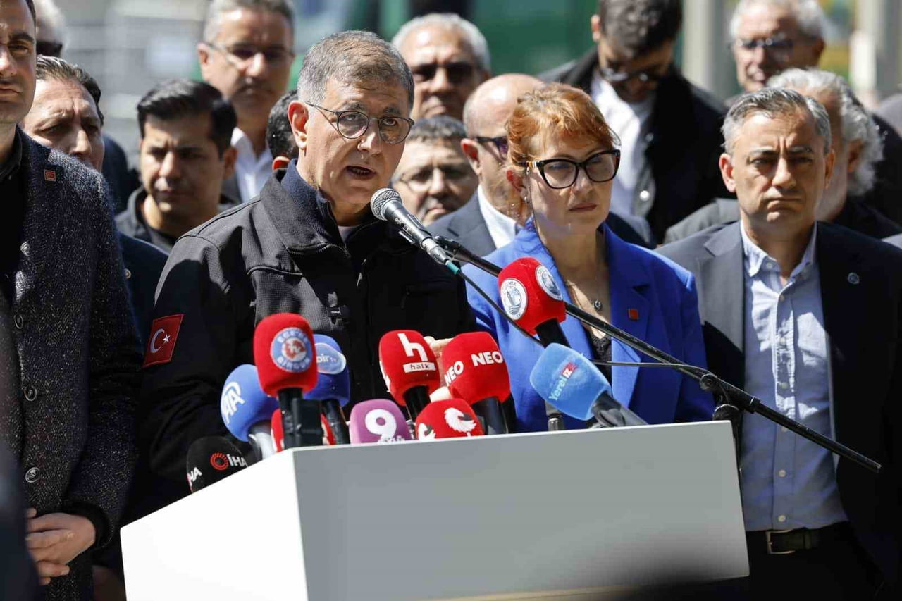 İZMİR BÜYÜKŞEHİR BELEDİYE BAŞKANI CEMİL TUGAY, MESLEK FABRİKASI BİNASININ TAHLİYE EDİLMESİNE TEPKİ...