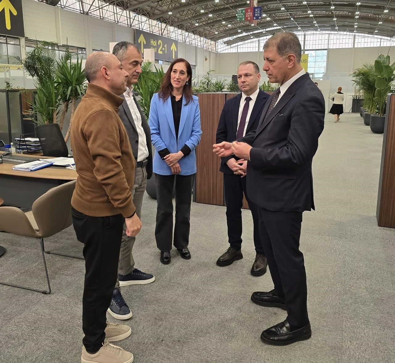 İZMİR BÜYÜKŞEHİR BELEDİYE BAŞKANI DR. CEMİL TUGAY, İMZALANAN PROTOKOLÜN ARDINDAN PROJE MÜELLİFİ...