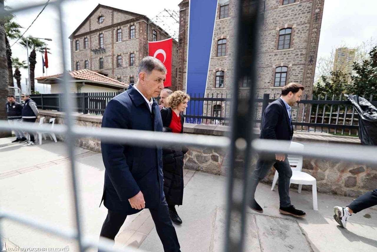 İZMİR BÜYÜKŞEHİR BELEDİYE BAŞKANI DR. CEMİL TUGAY, POLİS BARİKATIYLA ÇEVRİLİ MESLEK...