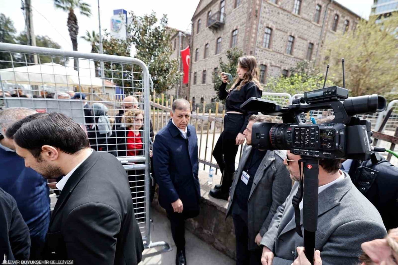 İZMİR BÜYÜKŞEHİR BELEDİYE BAŞKANI DR. CEMİL TUGAY, POLİS BARİKATIYLA ÇEVRİLİ MESLEK...