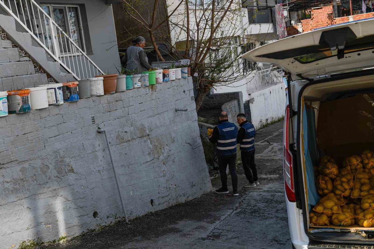 İZMİR BÜYÜKŞEHİR BELEDİYESİ, GEÇEN YAZ MEYDANA GELEN YANGINLARDAN ETKİLENEN ÖDEMİŞ’TEKİ ÜRETİCİNİN...