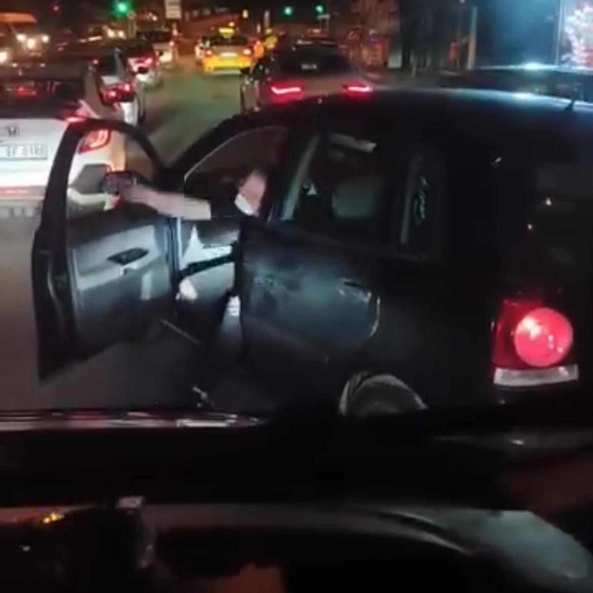 İZMİR’DE TRAFİKTE ARACINDAN İNEREK TARTIŞTIĞI BAŞKA BİR SÜRÜCÜNÜN ARACINA SALDIRAN ŞÜPHELİ POLİS...