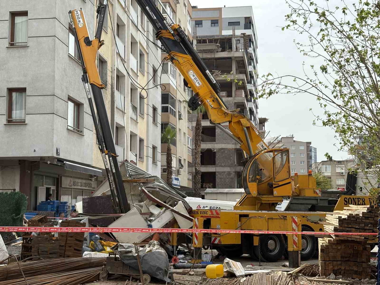 İZMİR’İN BAYRAKLI İLÇESİNDEKİ BİR İNŞAATTA DEMİR YÜKLEMESİ YAPAN VİNCİN PARÇASININ KIRILARAK...