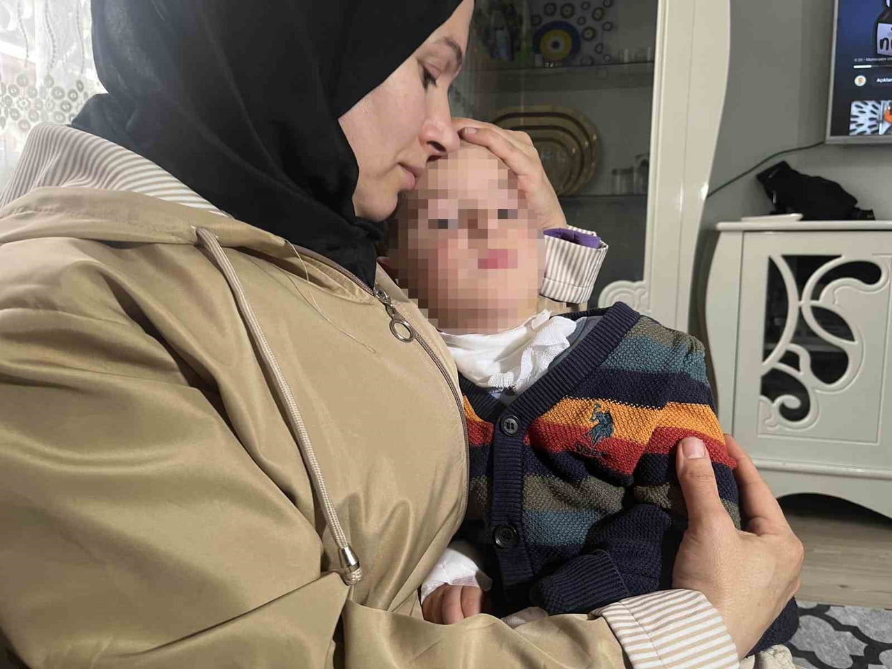 İZMİR’İN KARABAĞLAR İLÇESİNDE PARKTA OYUN OYNAYAN 2 YAŞINDAKİ ÇOCUĞU BIÇAKLA YARALAYAN ŞÜPHELİ...