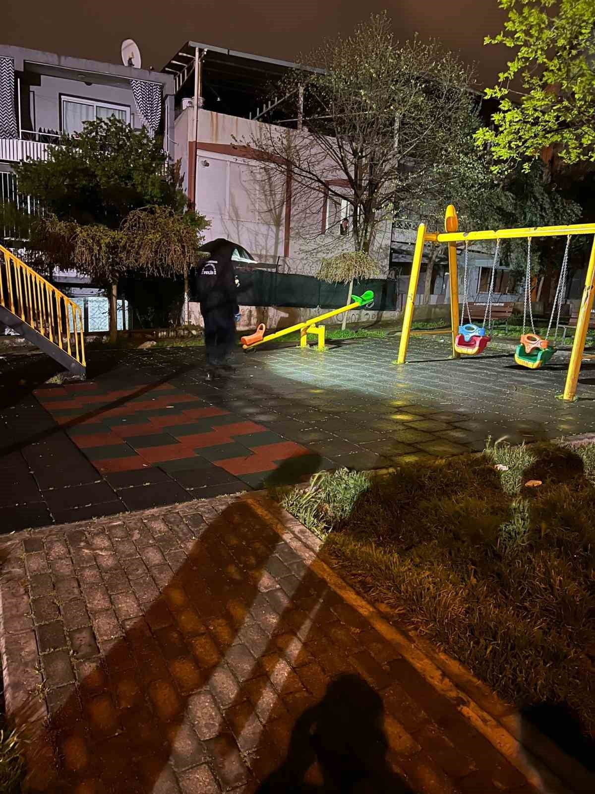 İZMİR’İN KARABAĞLAR İLÇESİNDE PARKTA OYUN OYNAYAN 2 YAŞINDAKİ ÇOCUK, MADDE ETKİSİNDE OLDUĞU İDDİA...