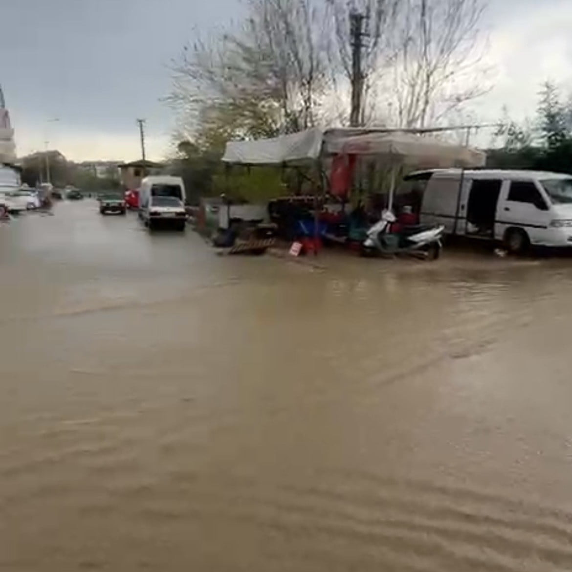 İZMİR’İN ÖDEMİŞ İLÇESİNDE ÖĞLEDEN SONRA ANİDEN BASTIRAN SAĞANAK YAĞIŞ HAYATI OLUMSUZ ETKİLEDİ....