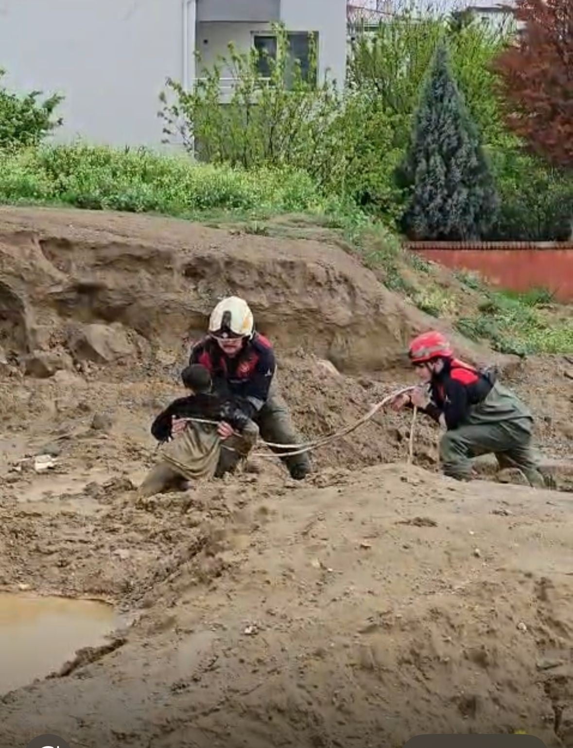 İZMİR’İN TORBALI İLÇESİNDE DÜN ETKİLİ OLAN SAĞANAK YAĞIŞ SONRASI BALÇIĞA DÖNEN ARAZİDE OYUN...