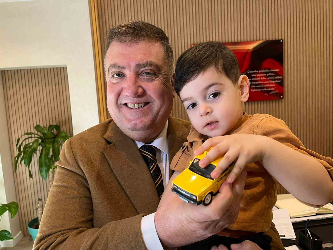 İZMİR ŞOFÖRLER VE OTOMOBİLCİLER ESNAF ODASI BAŞKANI ERKAN ÖZKAN VE DMD HASTASI DENİZ EYMEN...