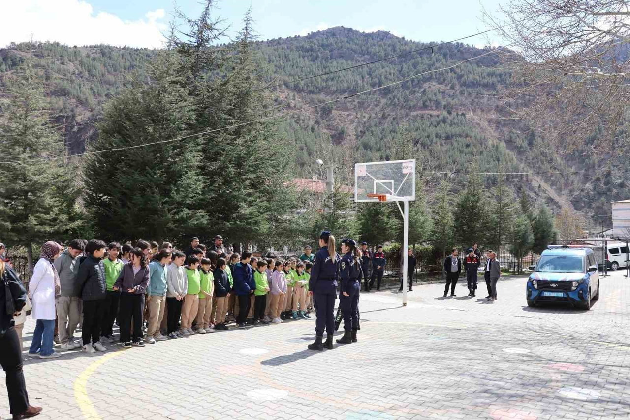 JANDARMADAN NİĞDE’DE ÖĞRENCİLERE MESLEK TANITIMI VE GÜVENLİK EĞİTİMİ