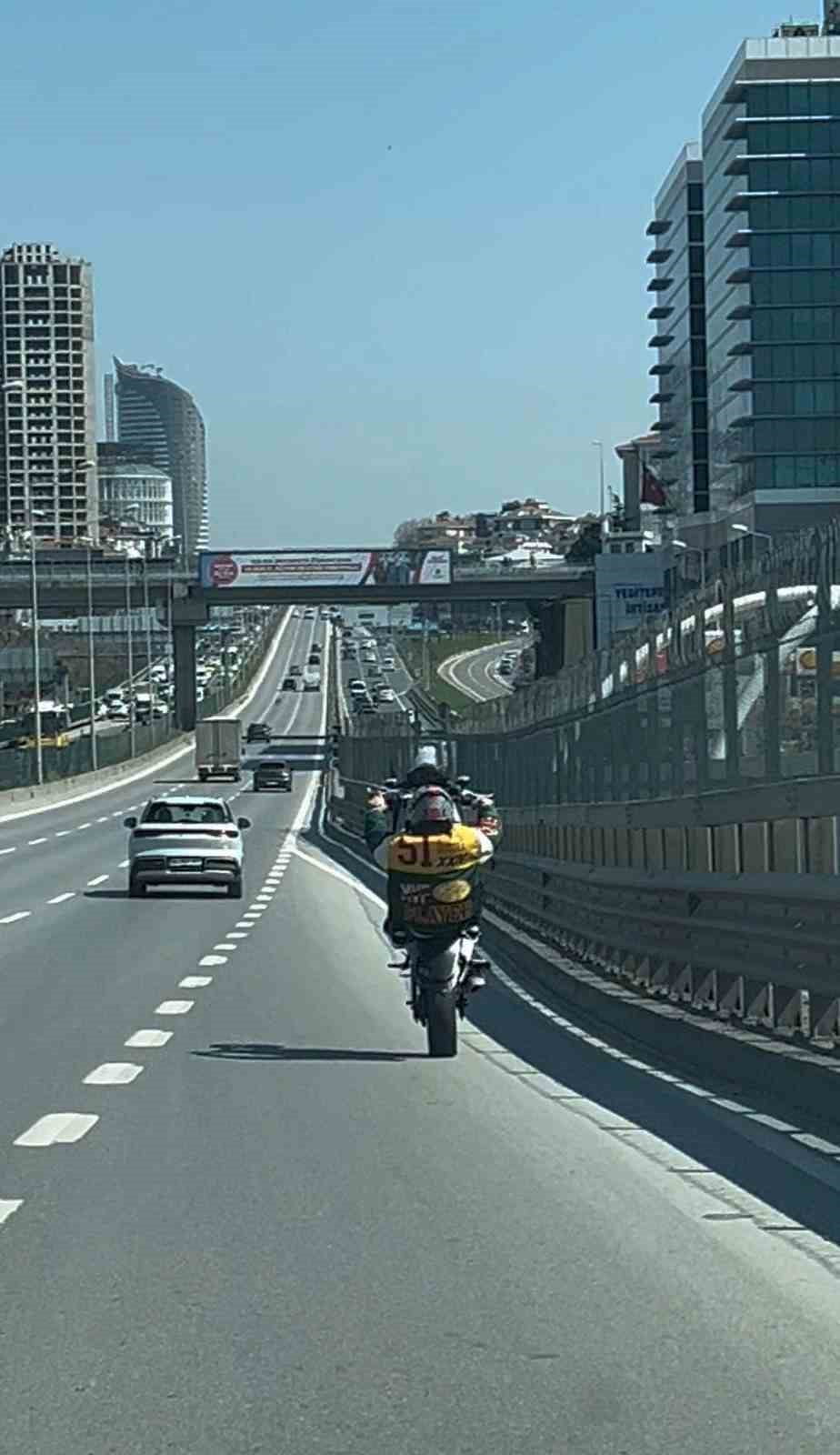 KADIKÖY D-100 KARAYOLU'NDA PLAKASIZ BİR MOTOSİKLETLİNİN TEK TEKER ÜZERİNDE UZUN SÜRE YAPTIĞI...