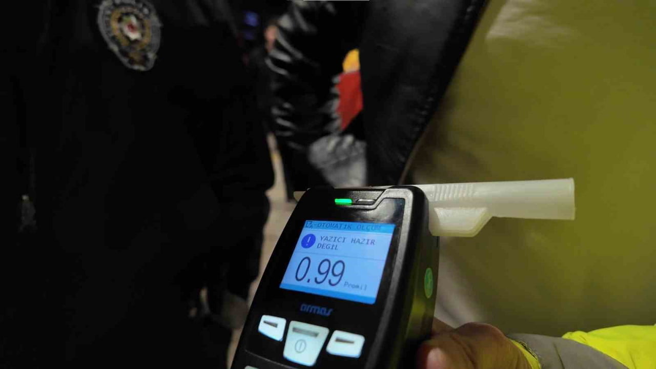 KADIKÖY’DE GERÇEKLEŞTİRİLEN TRAFİK DENETİMLERİNDE ALKOLLÜ OLDUĞU BELİRLENEN BİR SÜRÜCÜ, POLİS...