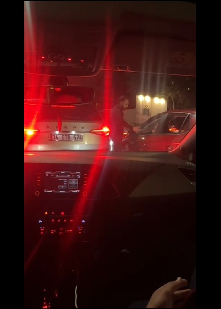 KADIKÖY SAHİL YOLUNDA TAHSİSLİ ARAÇLA DİĞER SÜRÜCÜLERİN YOLUNU KESİP KİMLİK KONTROLÜ YAPMAYA...