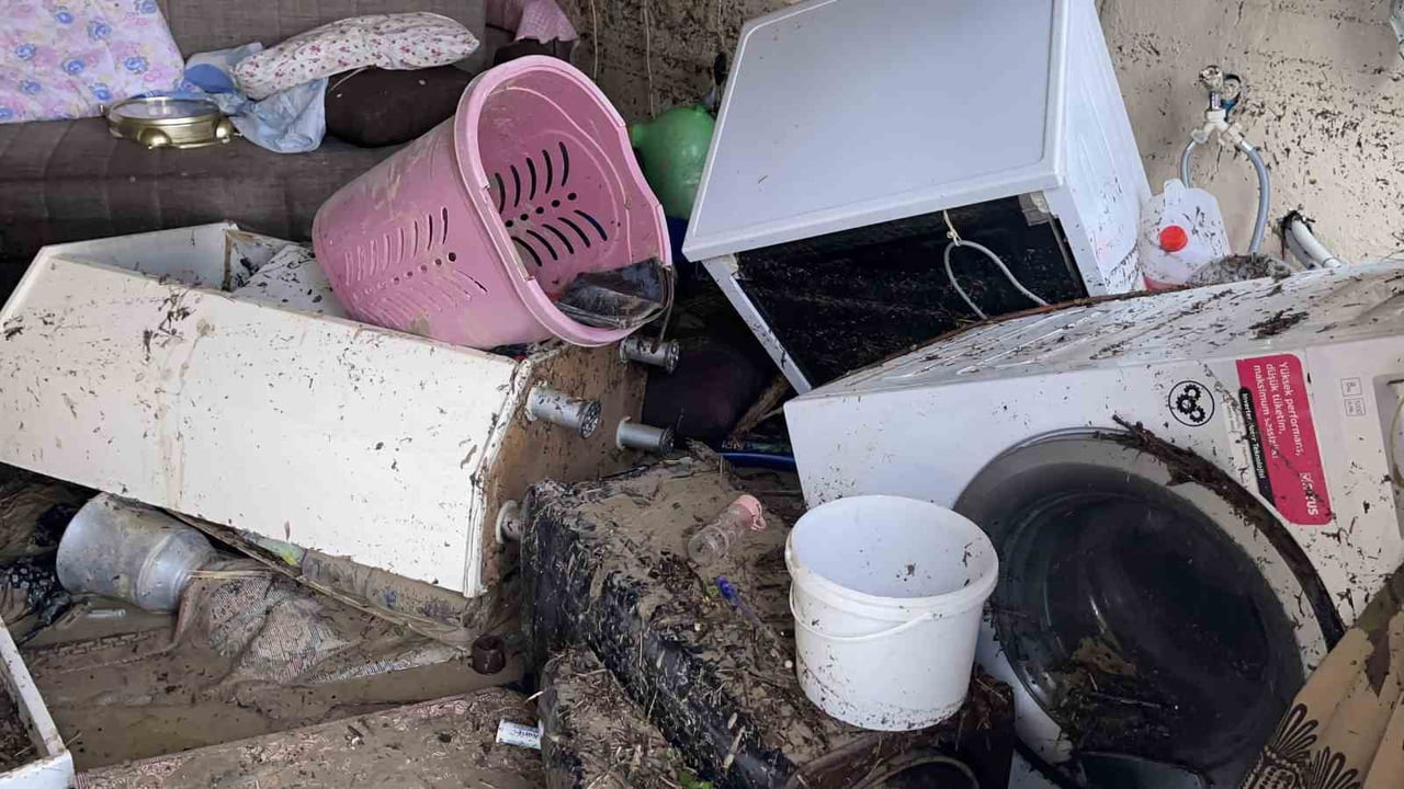 KADİRLİ’DE SEL FELAKETİ: EVLER VE İŞ YERLERİ SULAR ALTINDA KALDI