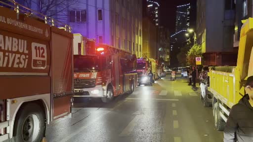 Kağıthane’de bulunan 5 katlı iş hanında yangın çıktı