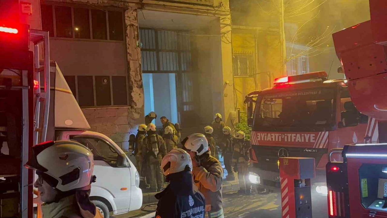 KAĞITHANE’DE BULUNAN 5 KATLI İŞ HANINDAKİ TEKSTİL ATÖLYESİNDE YANGIN ÇIKTI. ALEVLER, İTFAİYE...