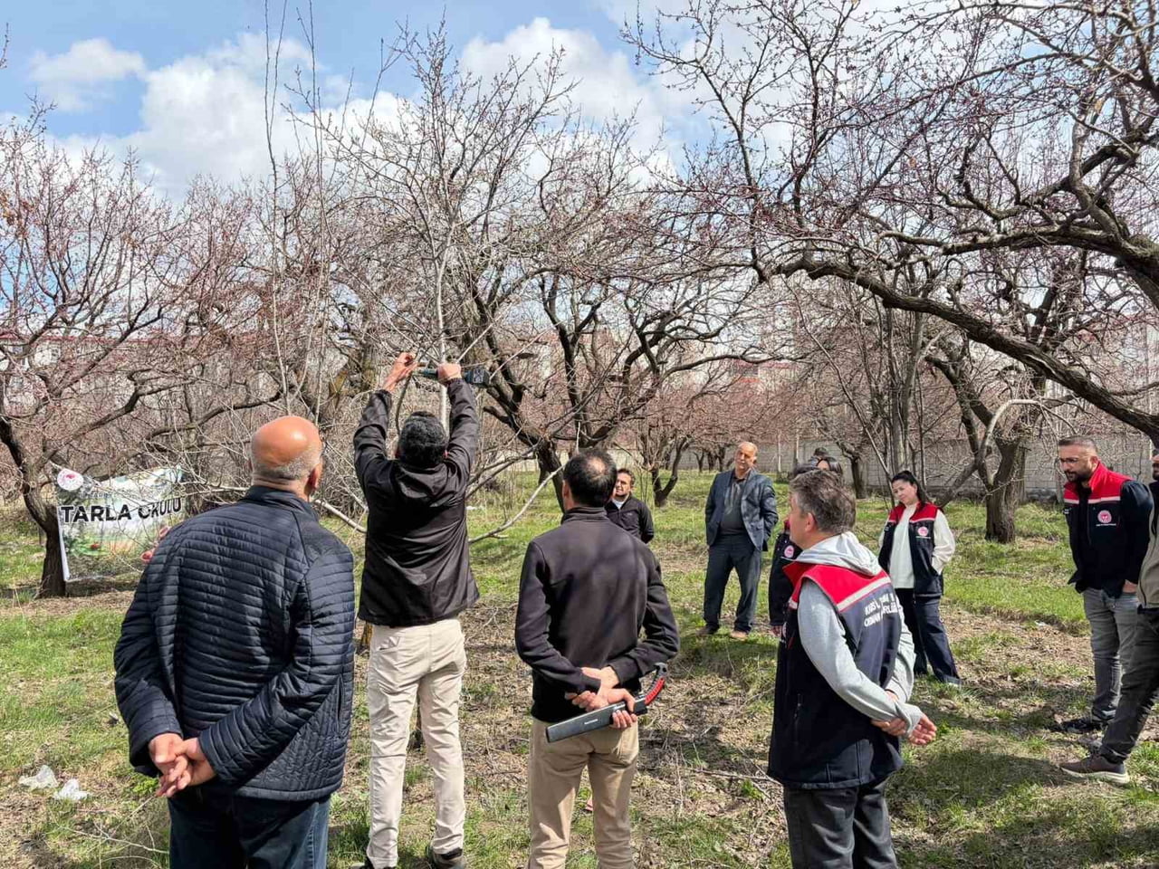 KAĞIZMAN’DA MEYVECİLİKTE EĞİTİM SEFERBERLİĞİ SÜRÜYOR(KARS-İHA)